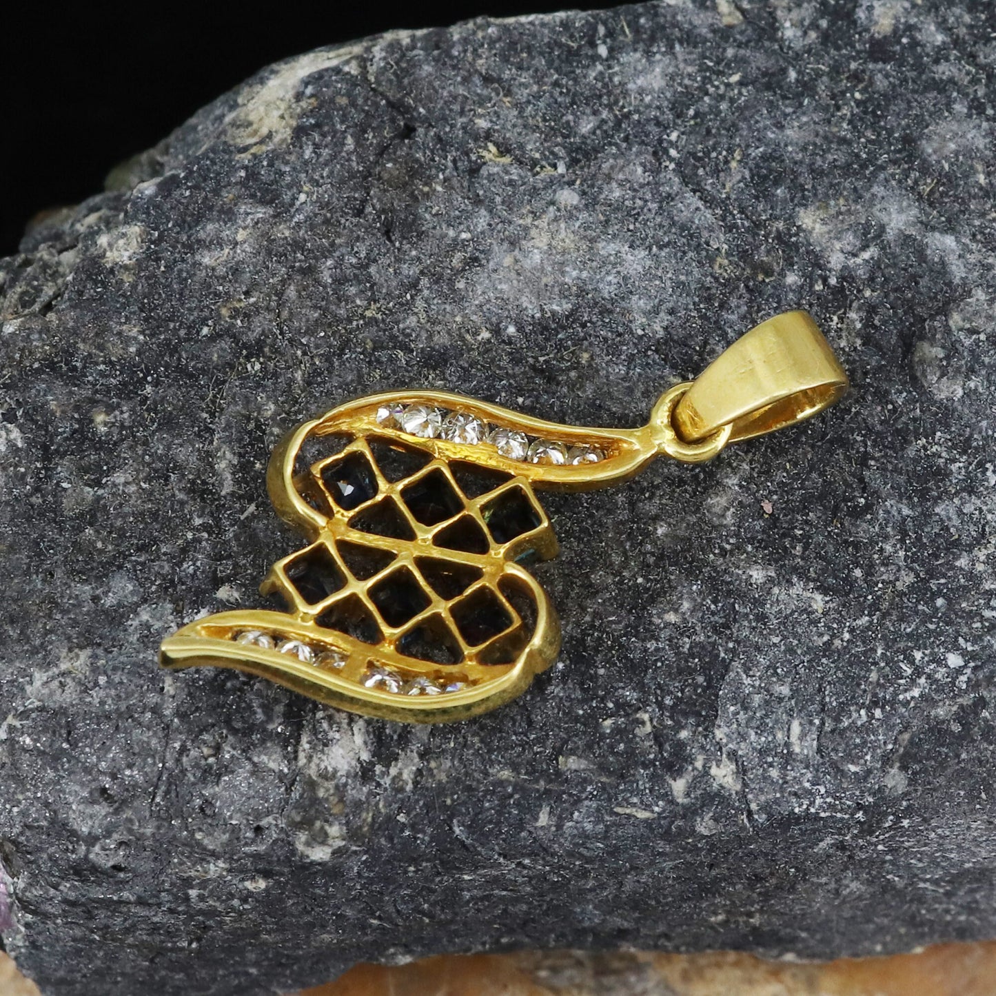 Blue Sapphire Pendant 18K Gold