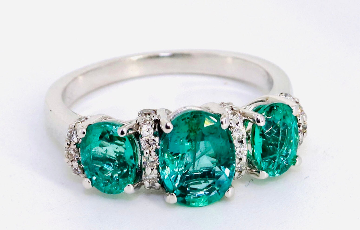 White Beautiful Ring 18K Gold