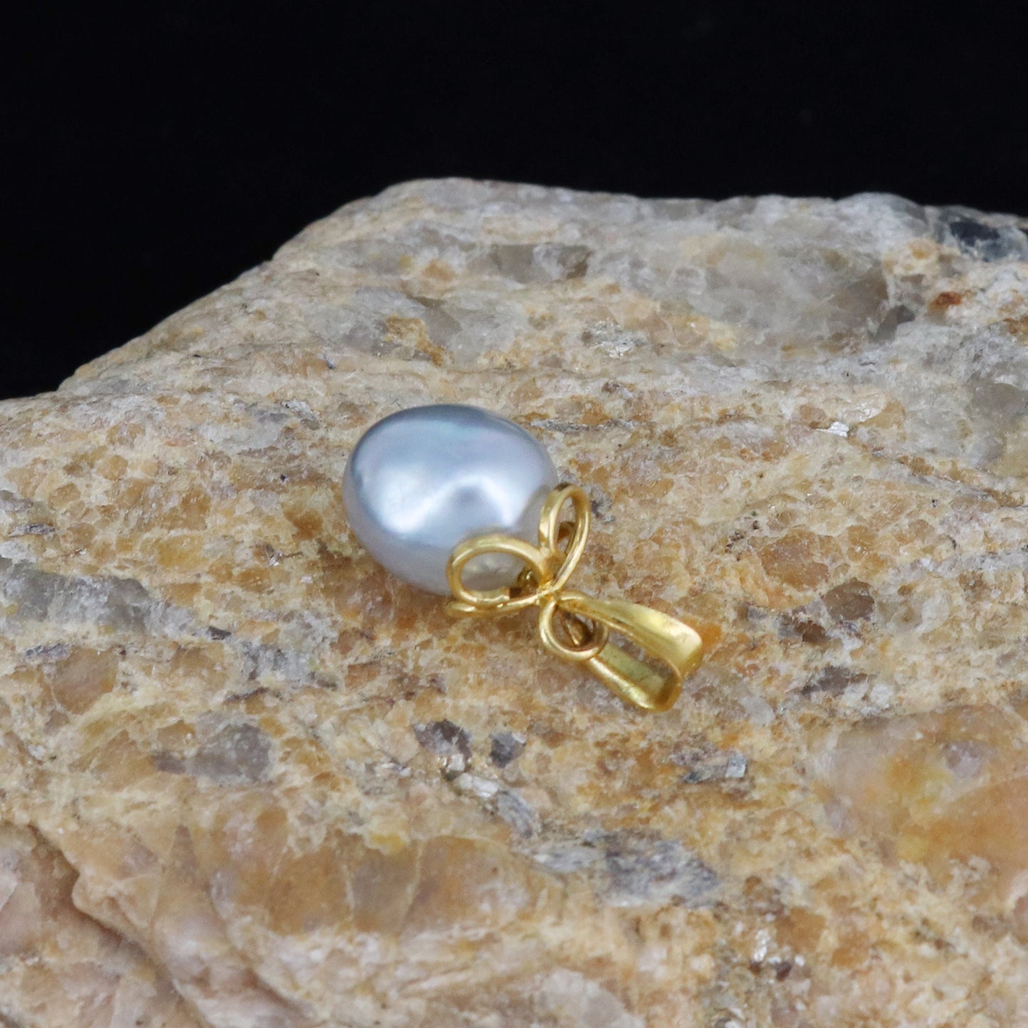 Grey Pearl Pendant 18K Gold