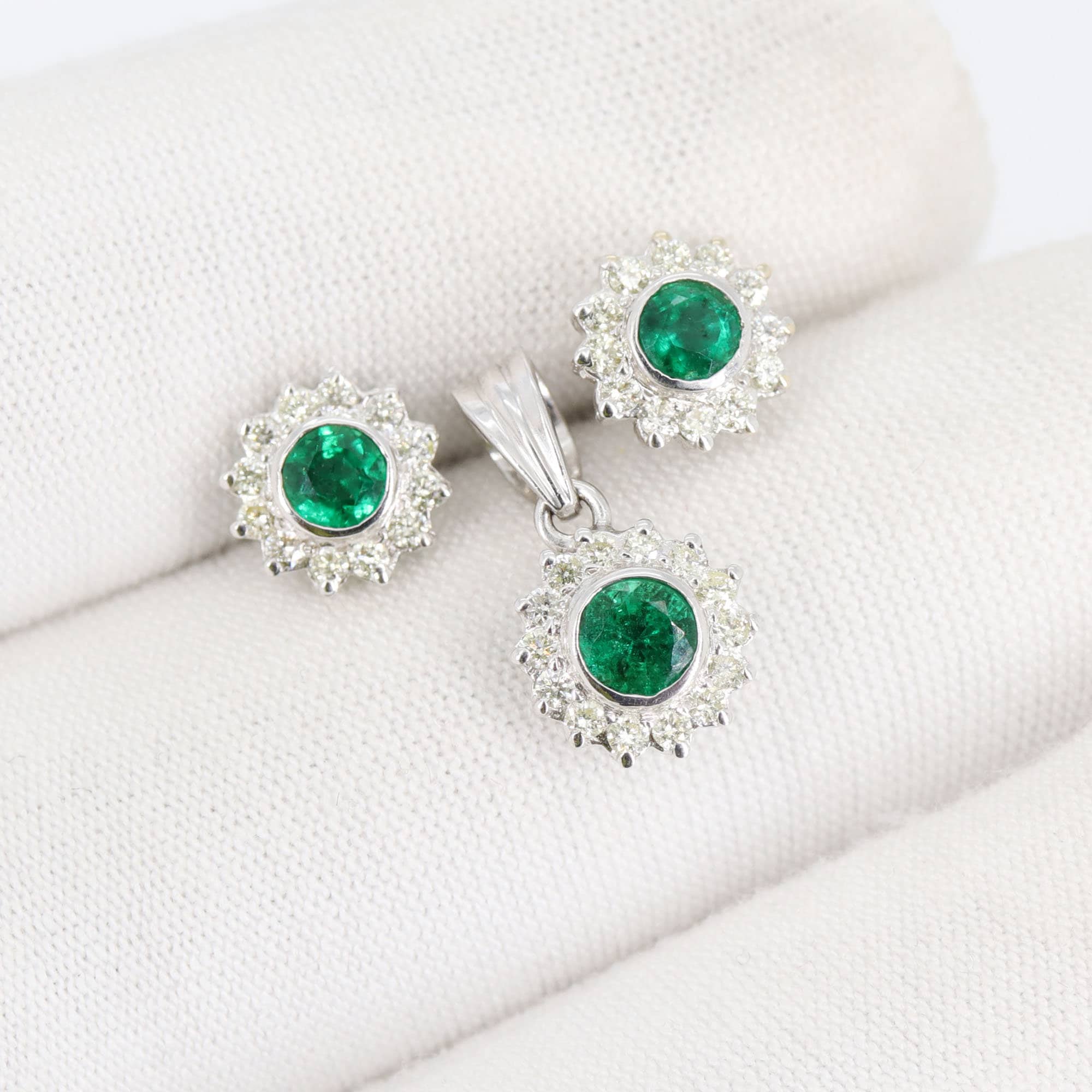 Emerald Jewelry : White Earring 18K Gold