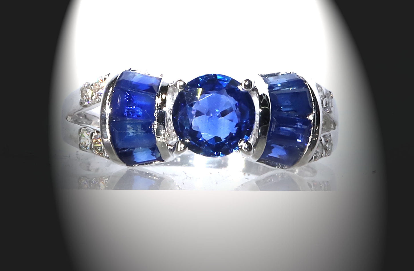 White Beautiful Ring 18K Gold