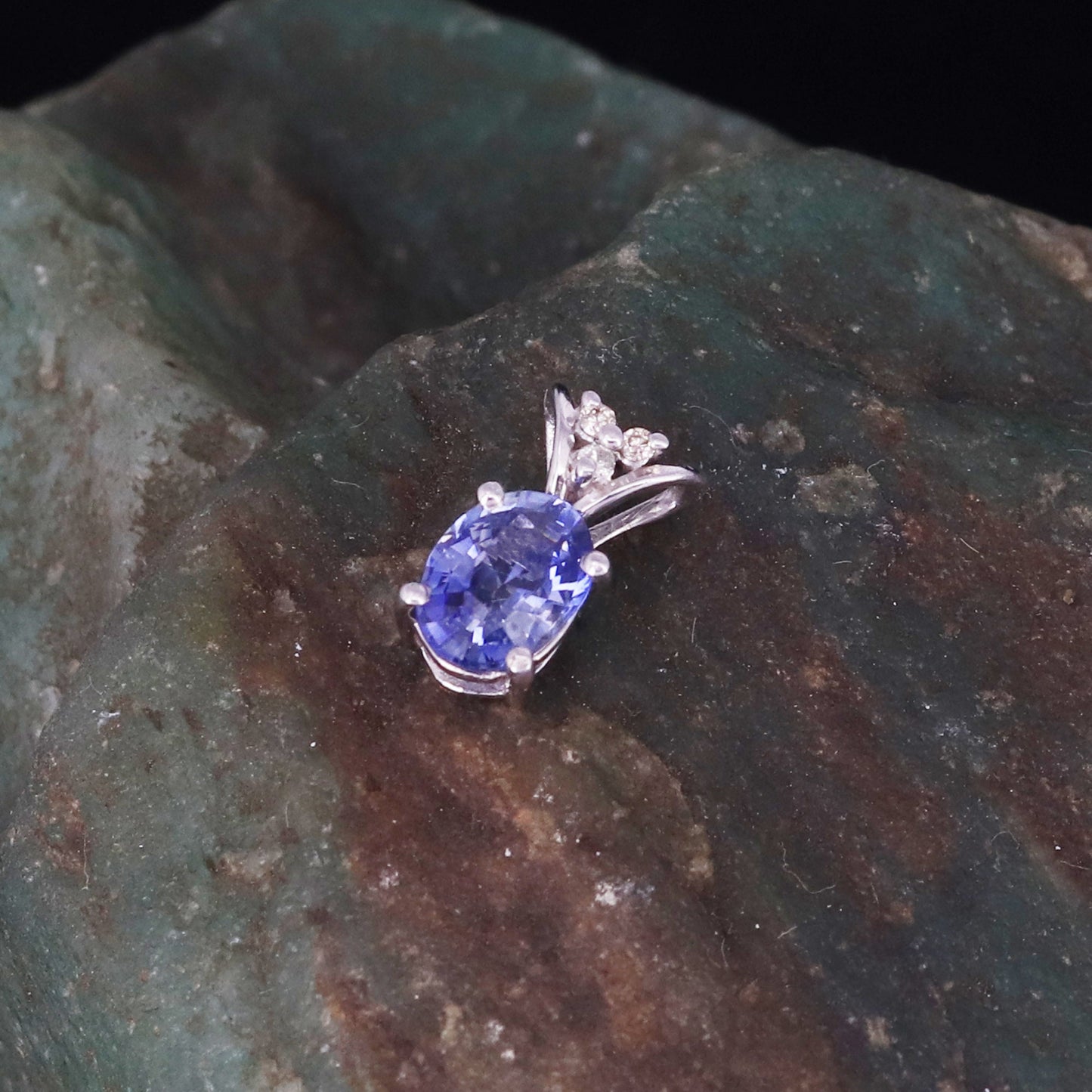 Oval Cut Blue Sapphire Pendant 14K Gold