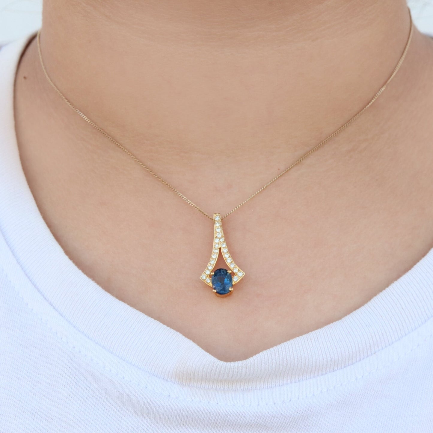 Blue Sapphire Pendant 18K Gold