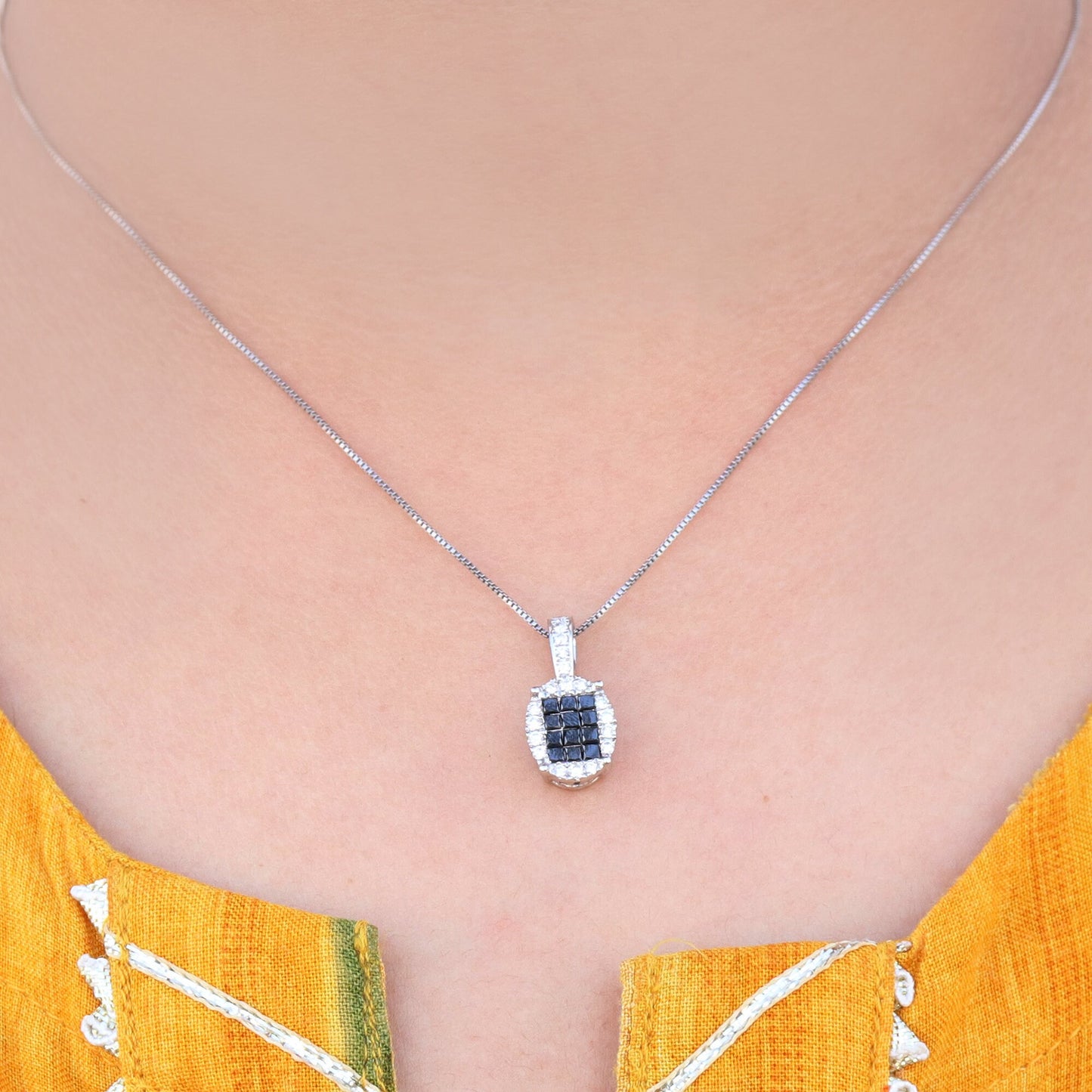 Invisible Princess Cut Black Pendant 18K Gold