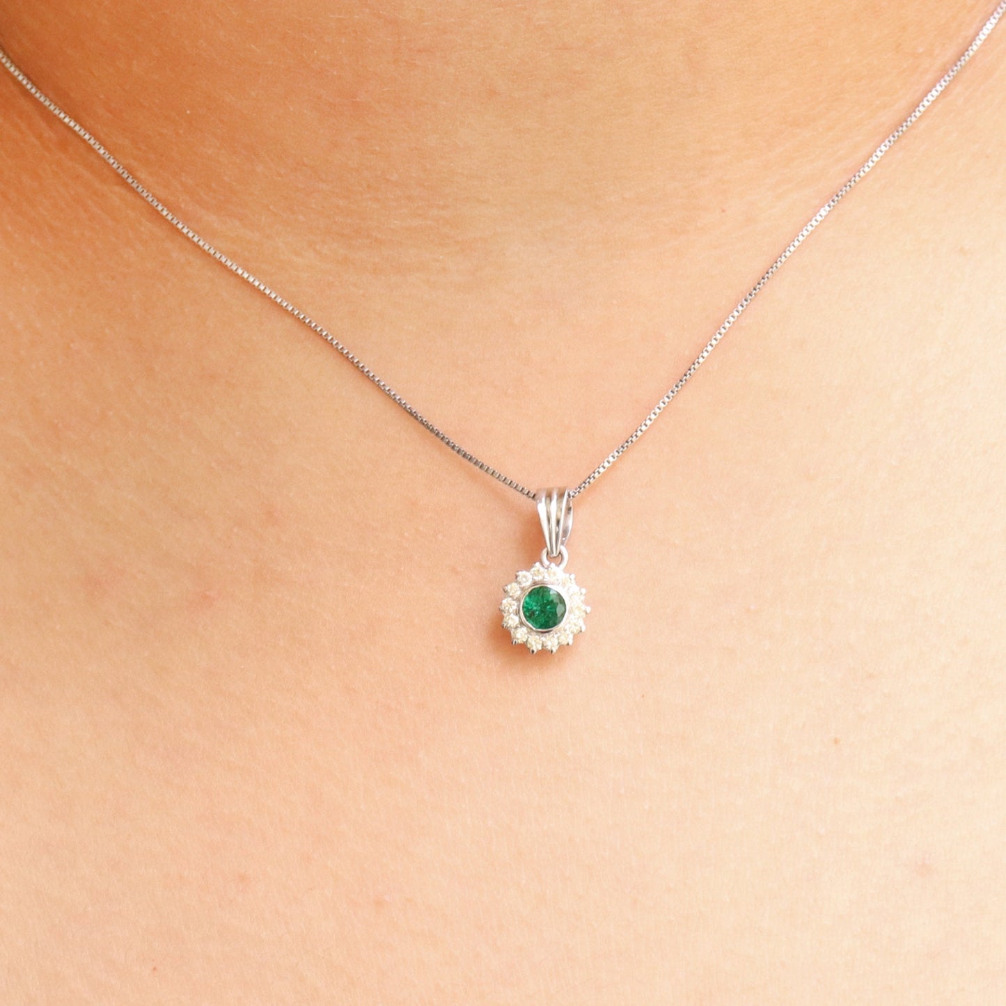 Emerald Jewelry : White Earring 18K Gold