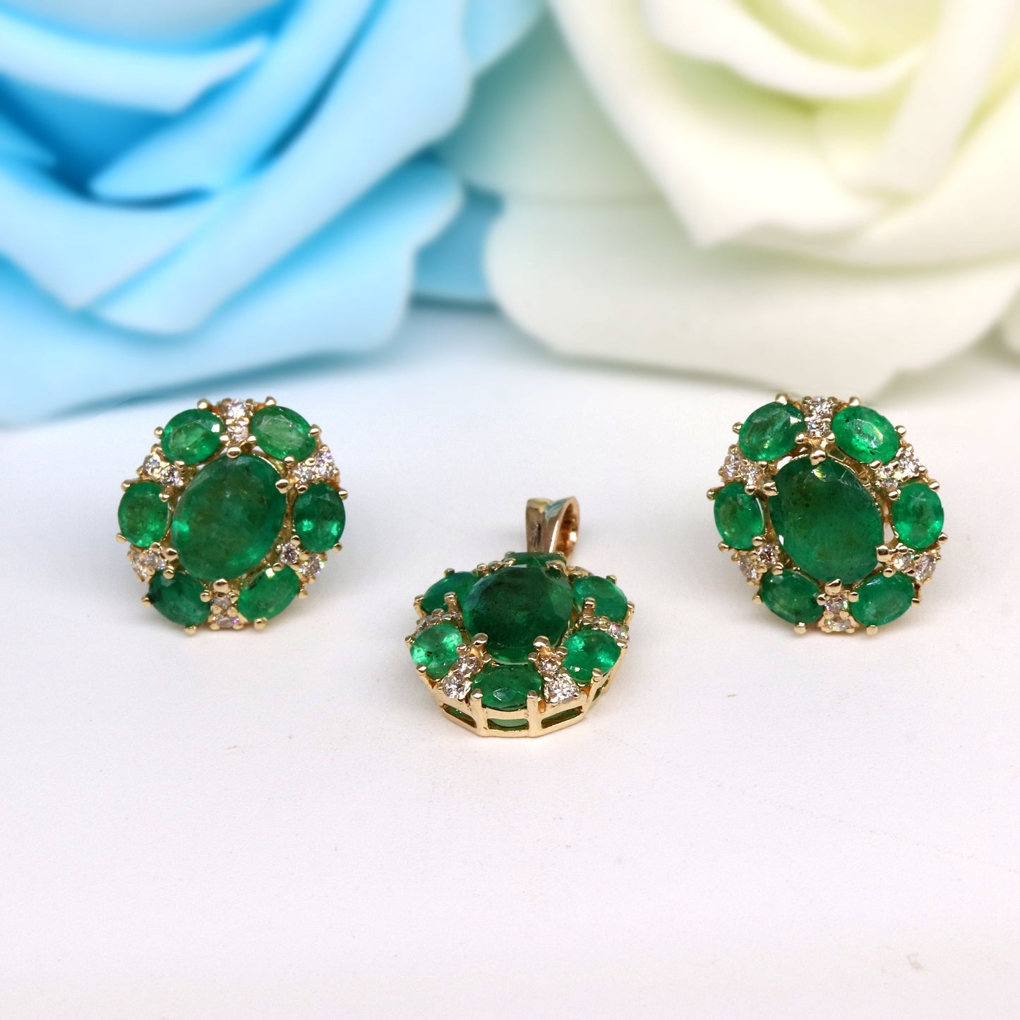 Emerald & Jewelry : Handmade Oval Pendant 14K Gold