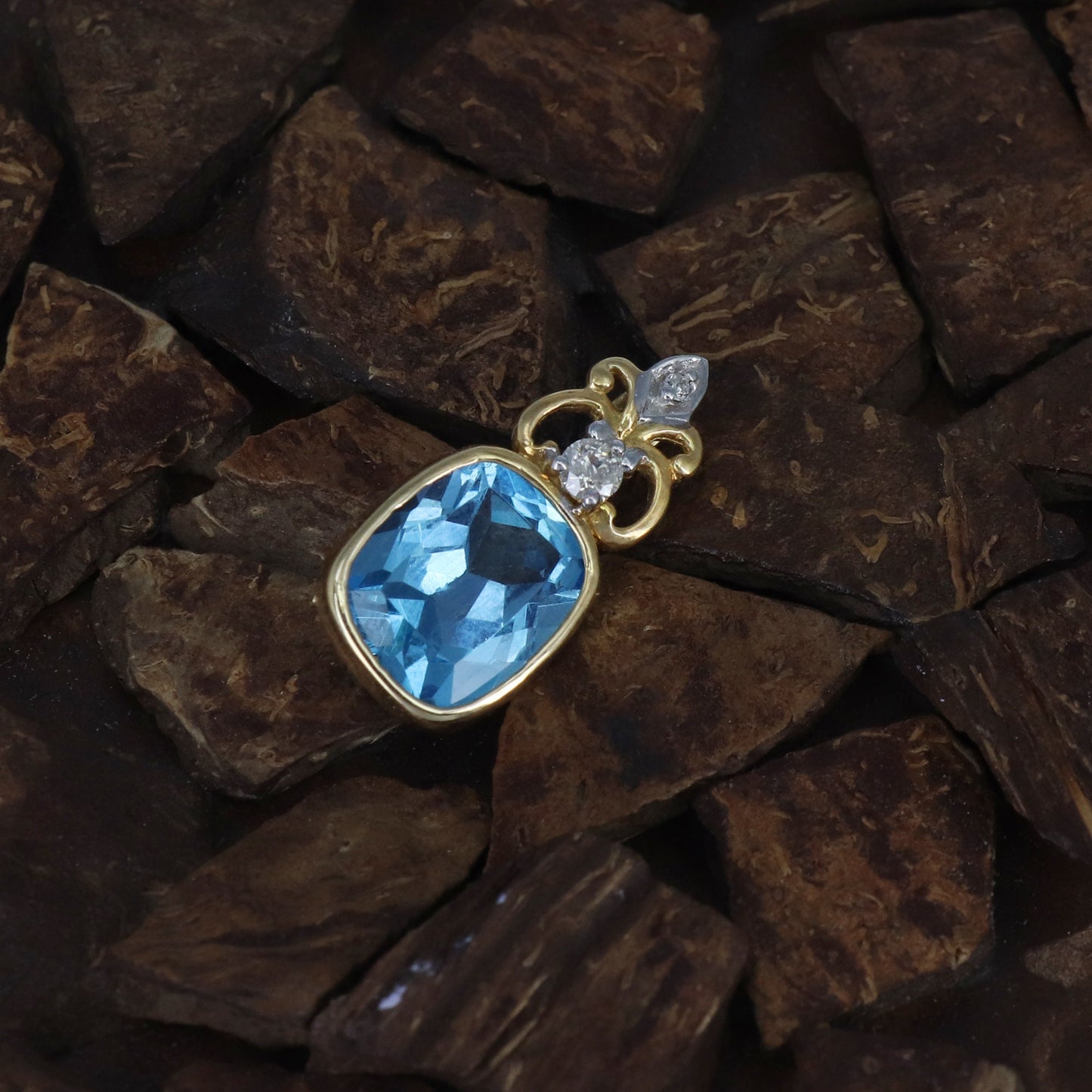 Blue Topaz & Pendant 14K Gold