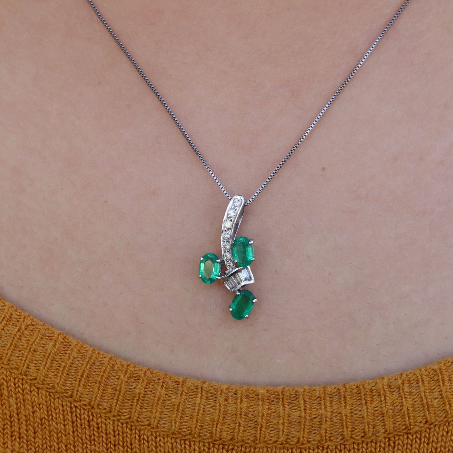 White Pendant 18K Gold