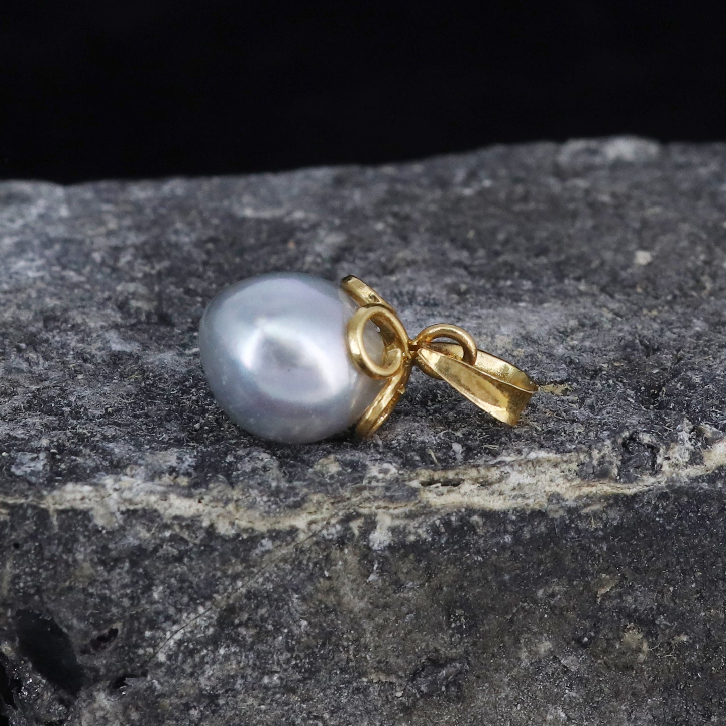 Grey Pearl Pendant 18K Gold