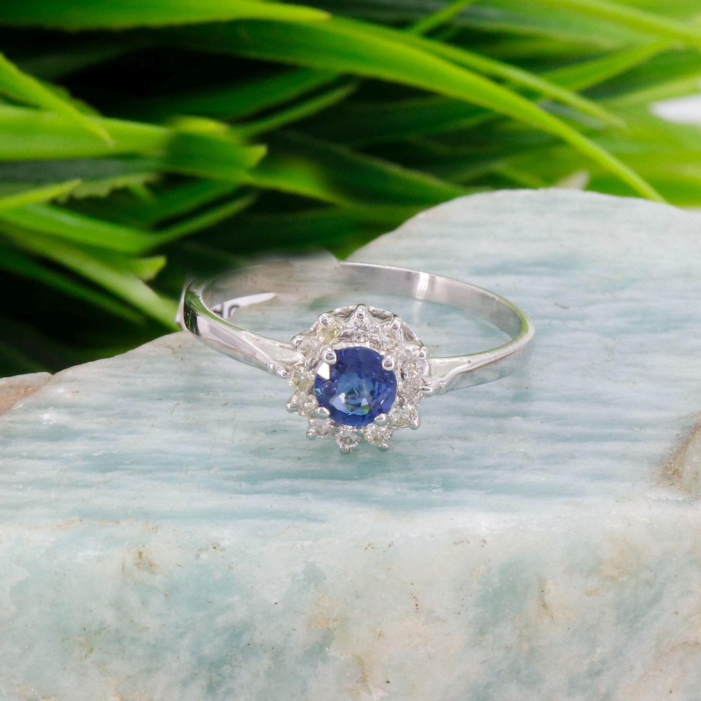 White Elegant Ring 18K Gold
