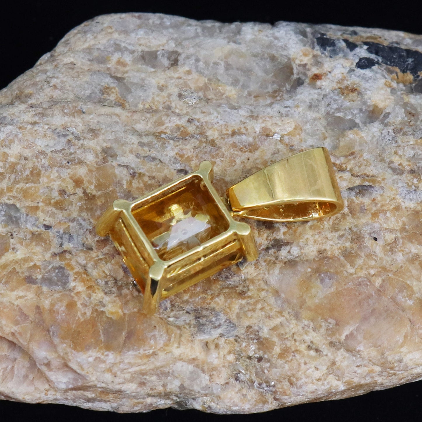 Unique Pendant 18K Gold