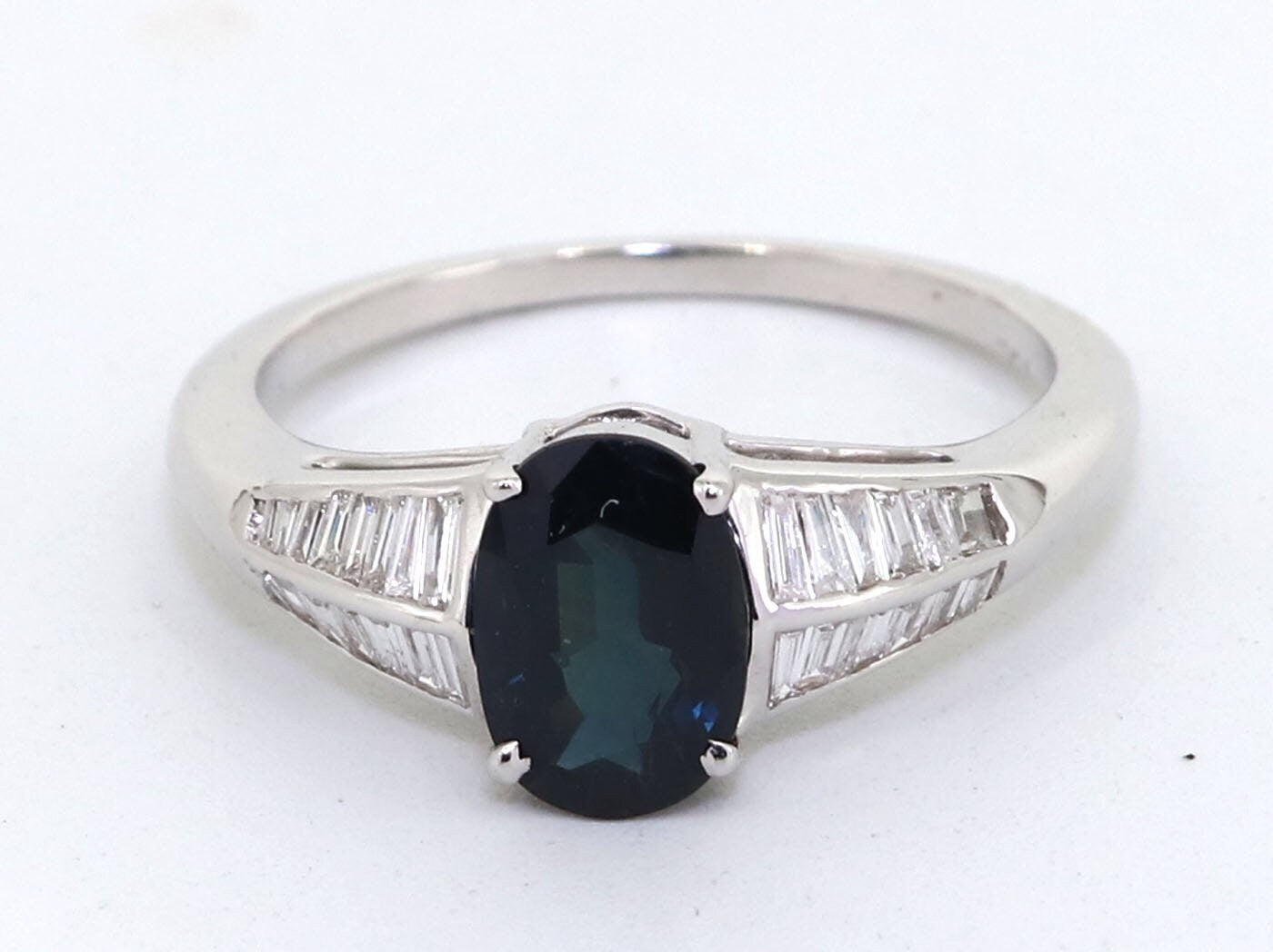 White Beautiful Ring 18K Gold
