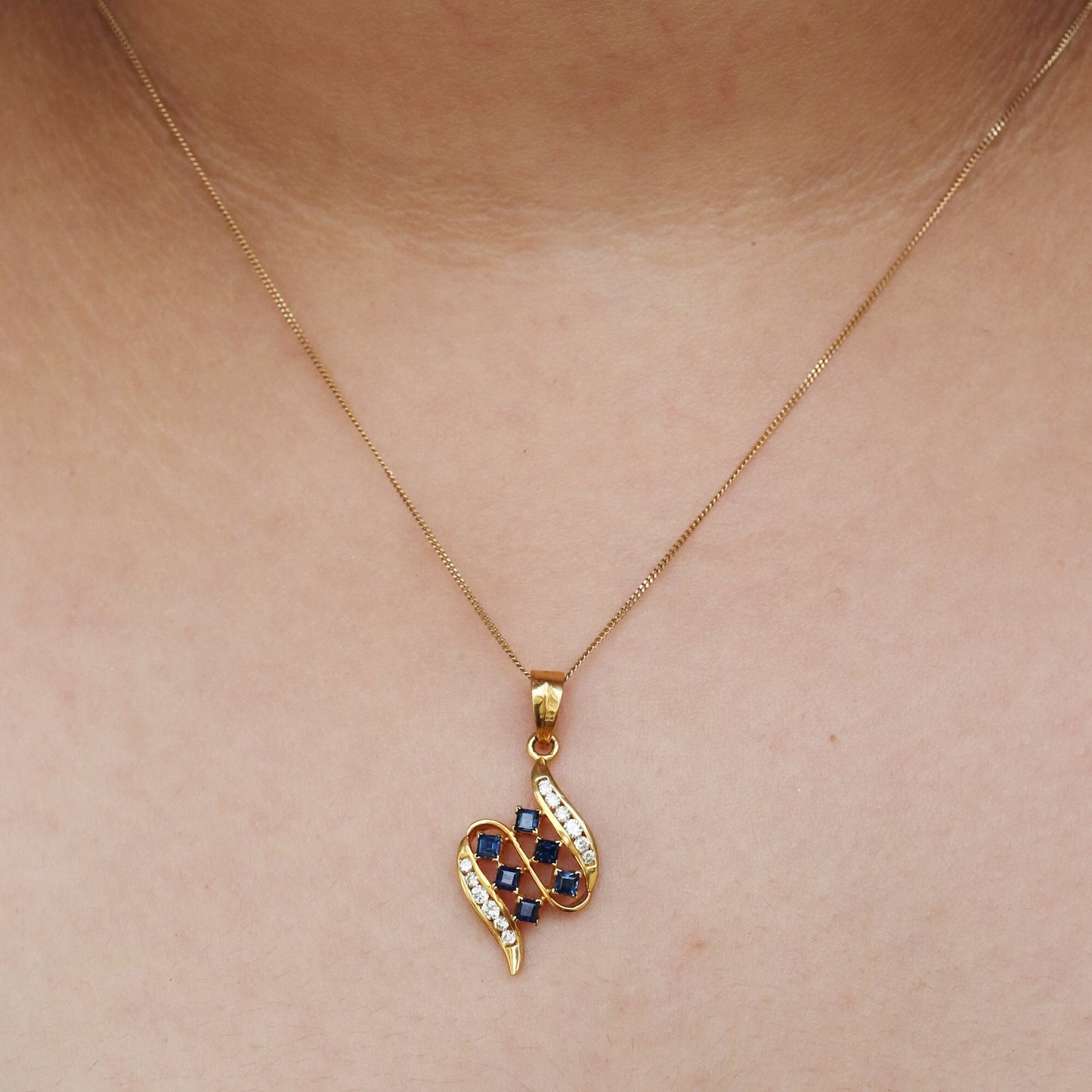 Blue Sapphire Pendant 18K Gold