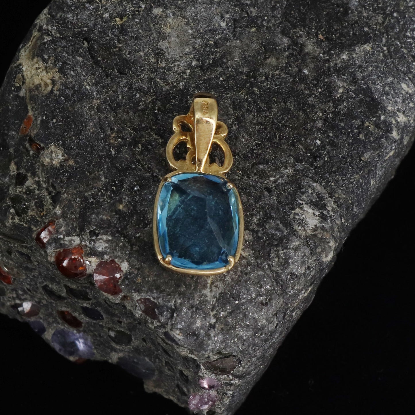 Blue Topaz & Pendant 14K Gold