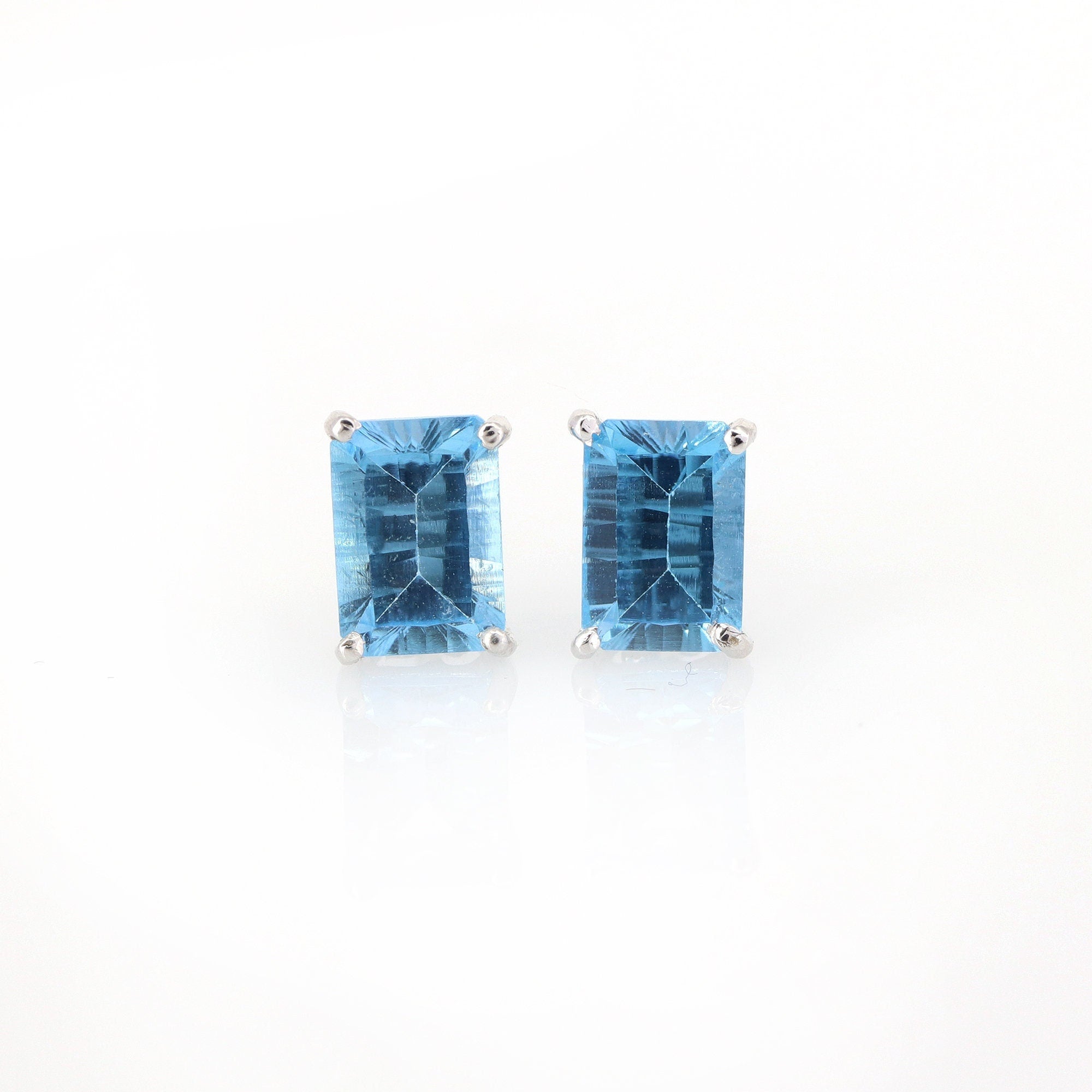 Blue Topaz Solitaire Stud Earring 18K Gold