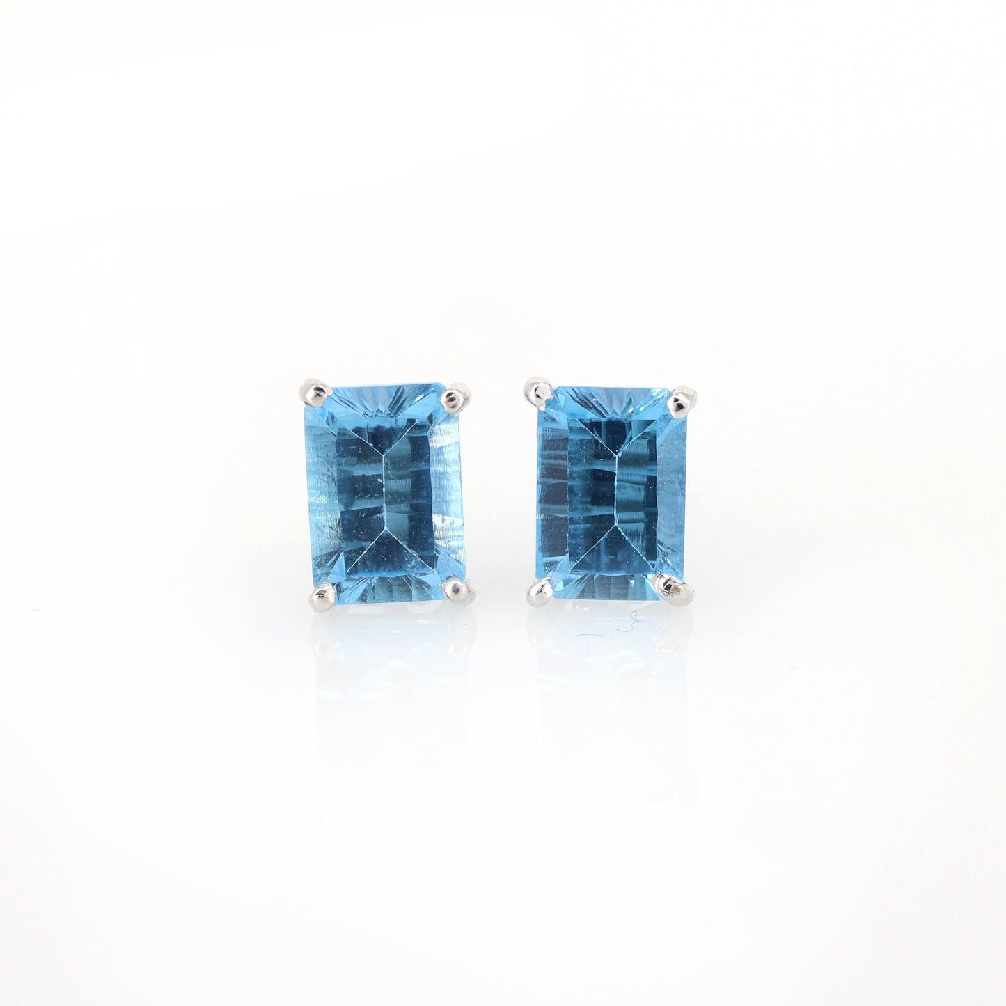 Blue Topaz Solitaire Stud Earring 18K Gold