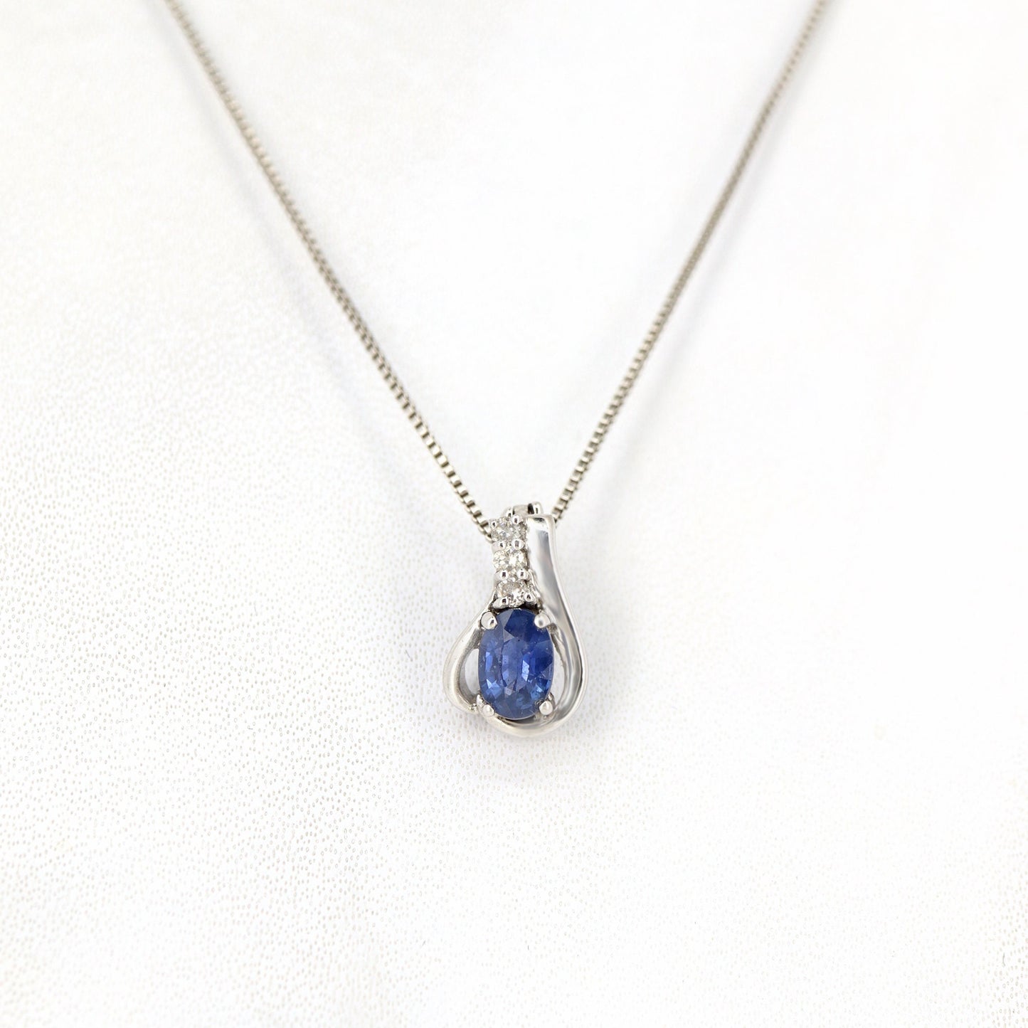 14Kt White Blue Sapphire Necklace Gold