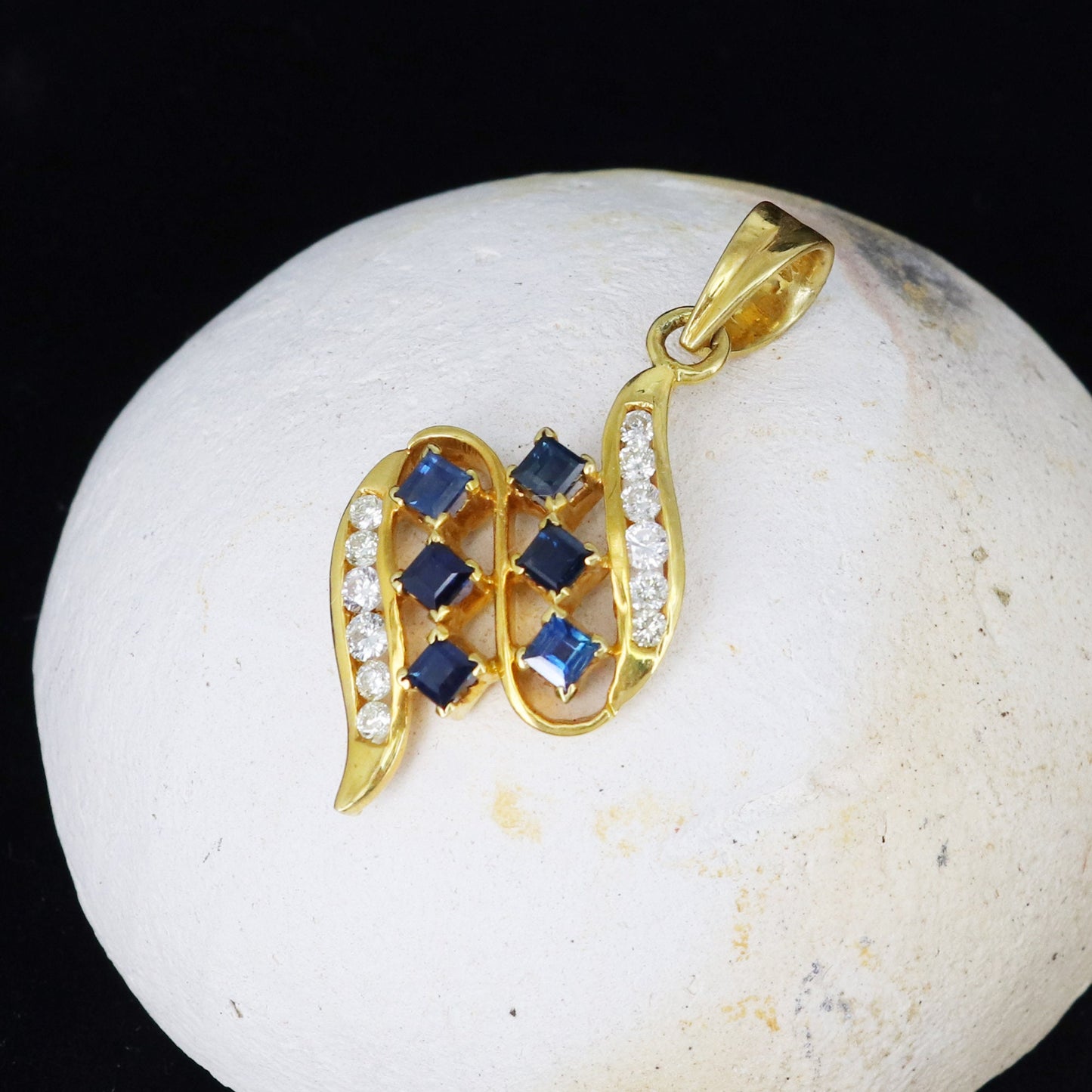Blue Sapphire Pendant 18K Gold