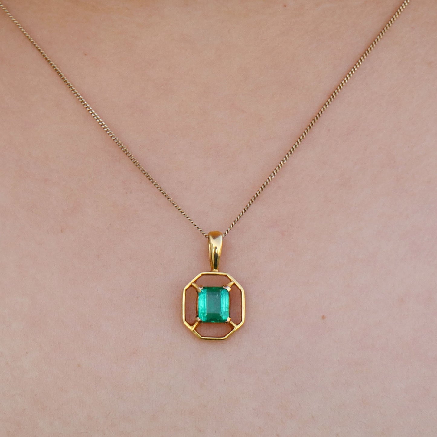 Nice Color Quality Emerald Gemstone Pendant 18K Gold