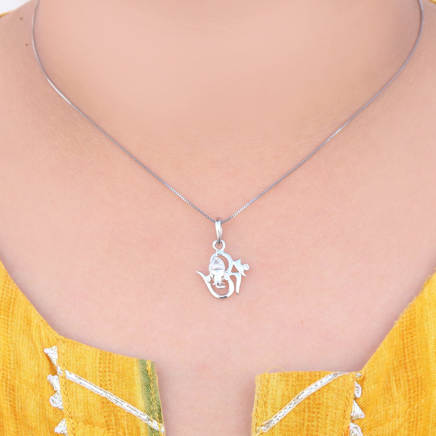 White Pendant 18K Gold