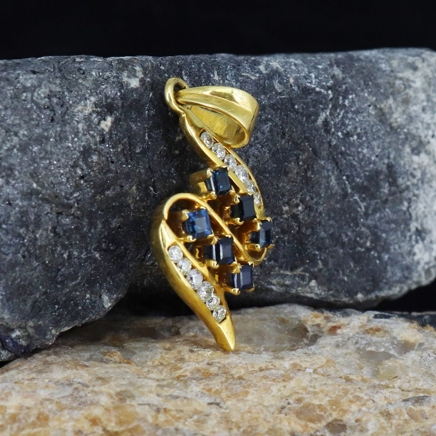 Blue Sapphire Pendant 18K Gold