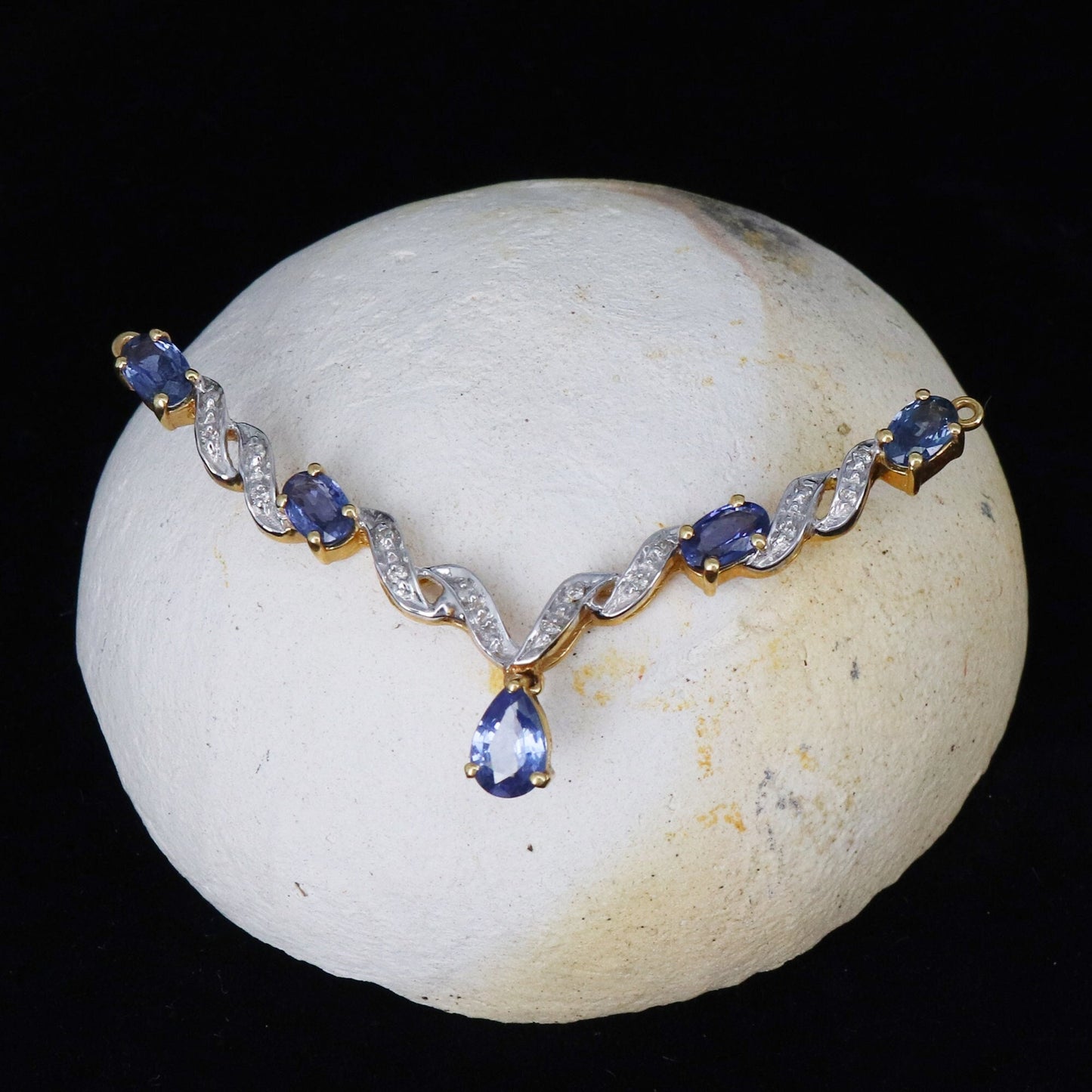 Beautiful Sapphire & Pendant