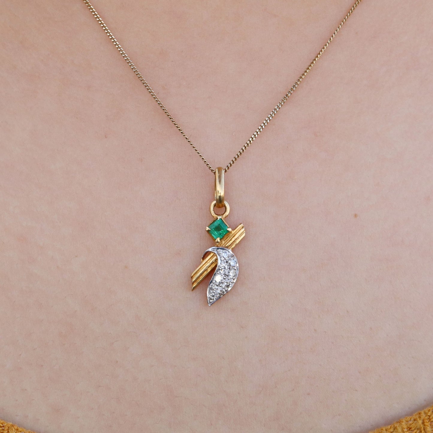 Unique Design Pendant 18K Gold