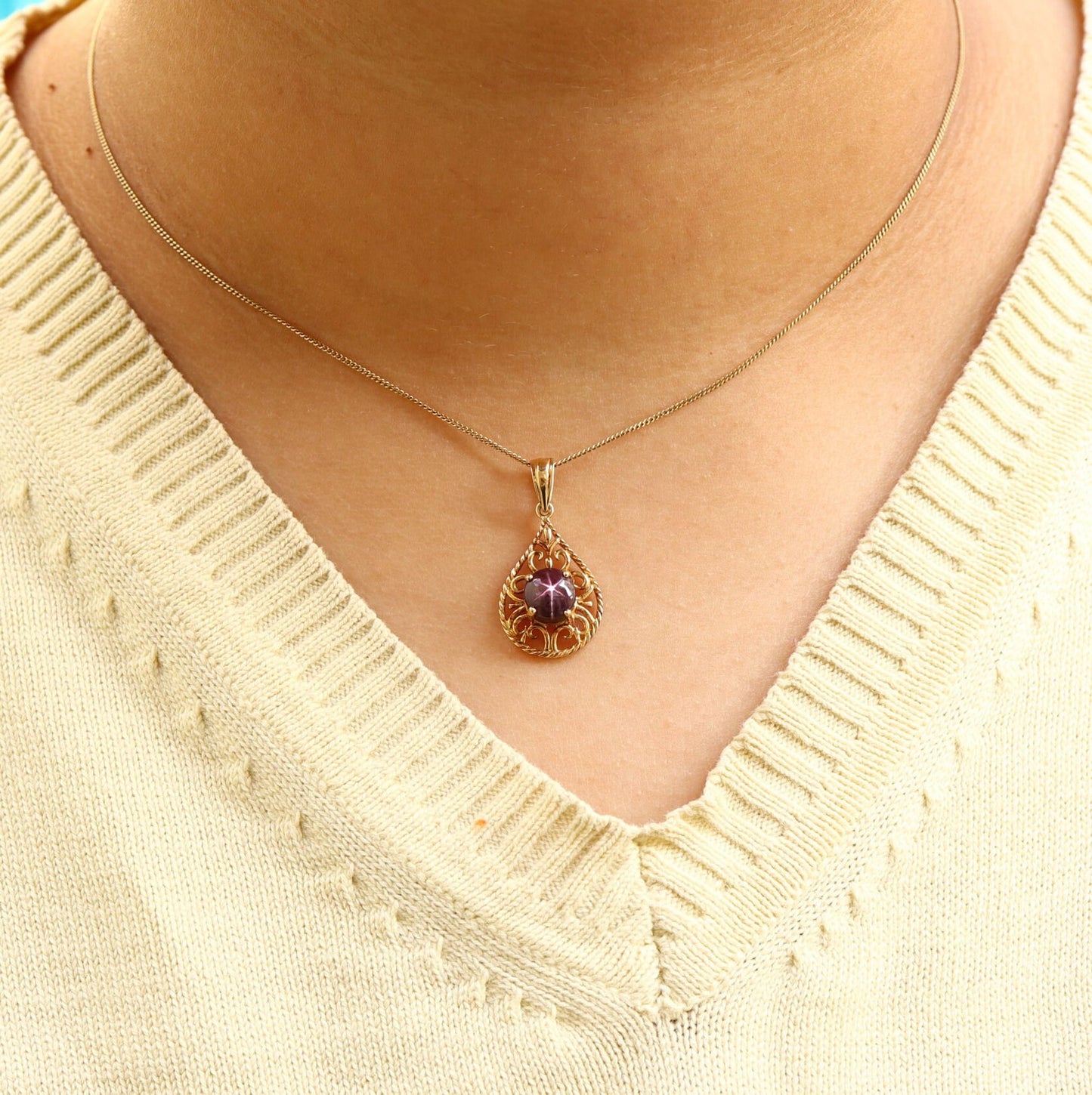 Filigree Style Star Ruby Pendant 14K Gold