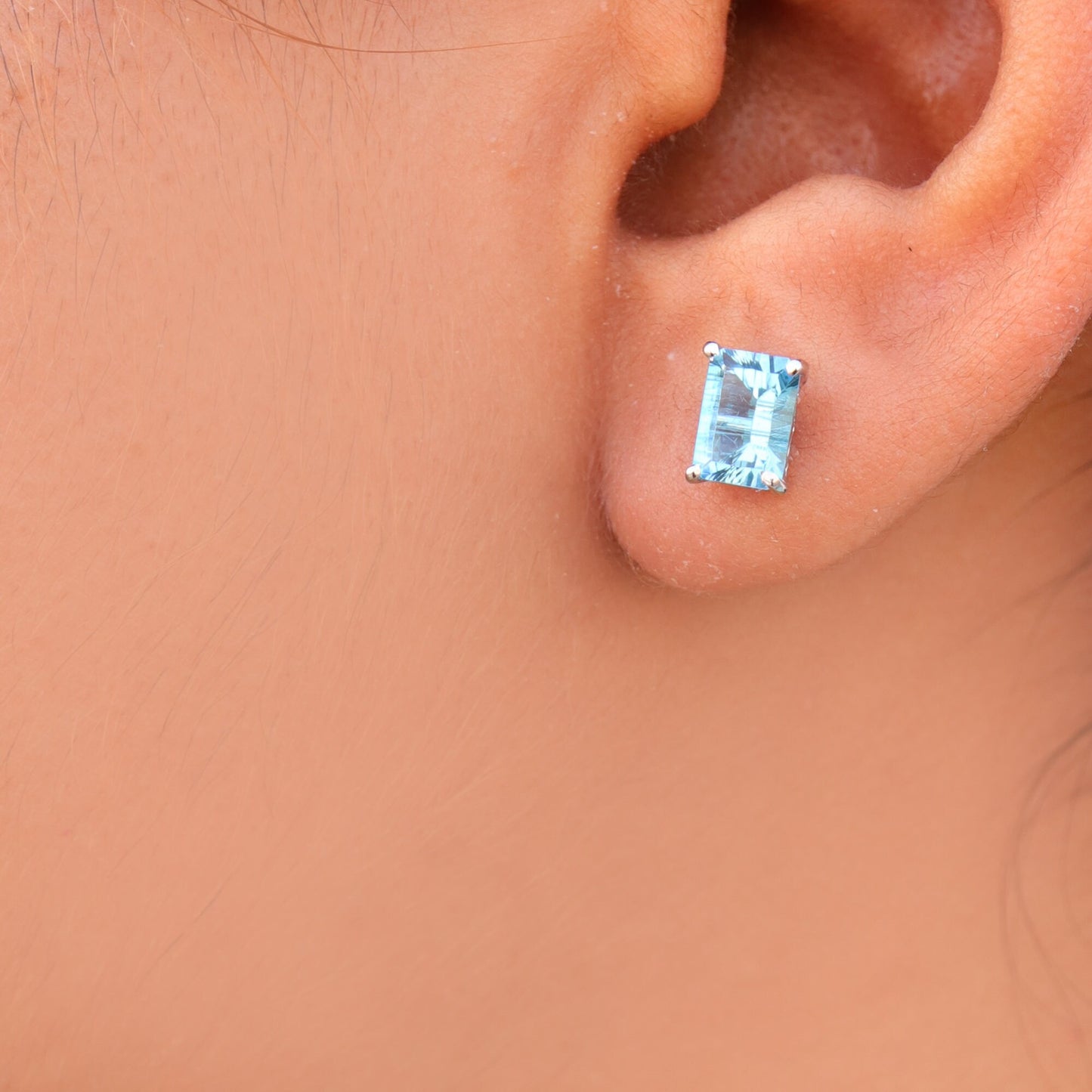 Blue Topaz Solitaire Stud Earring 18K Gold