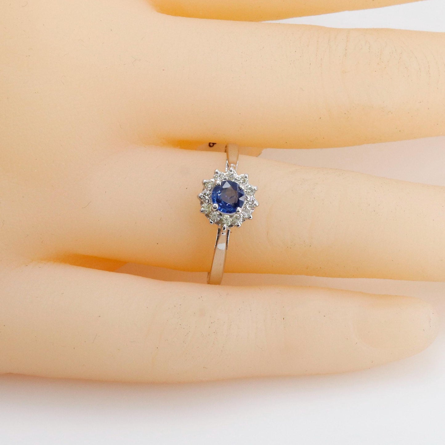 White Elegant Ring 18K Gold