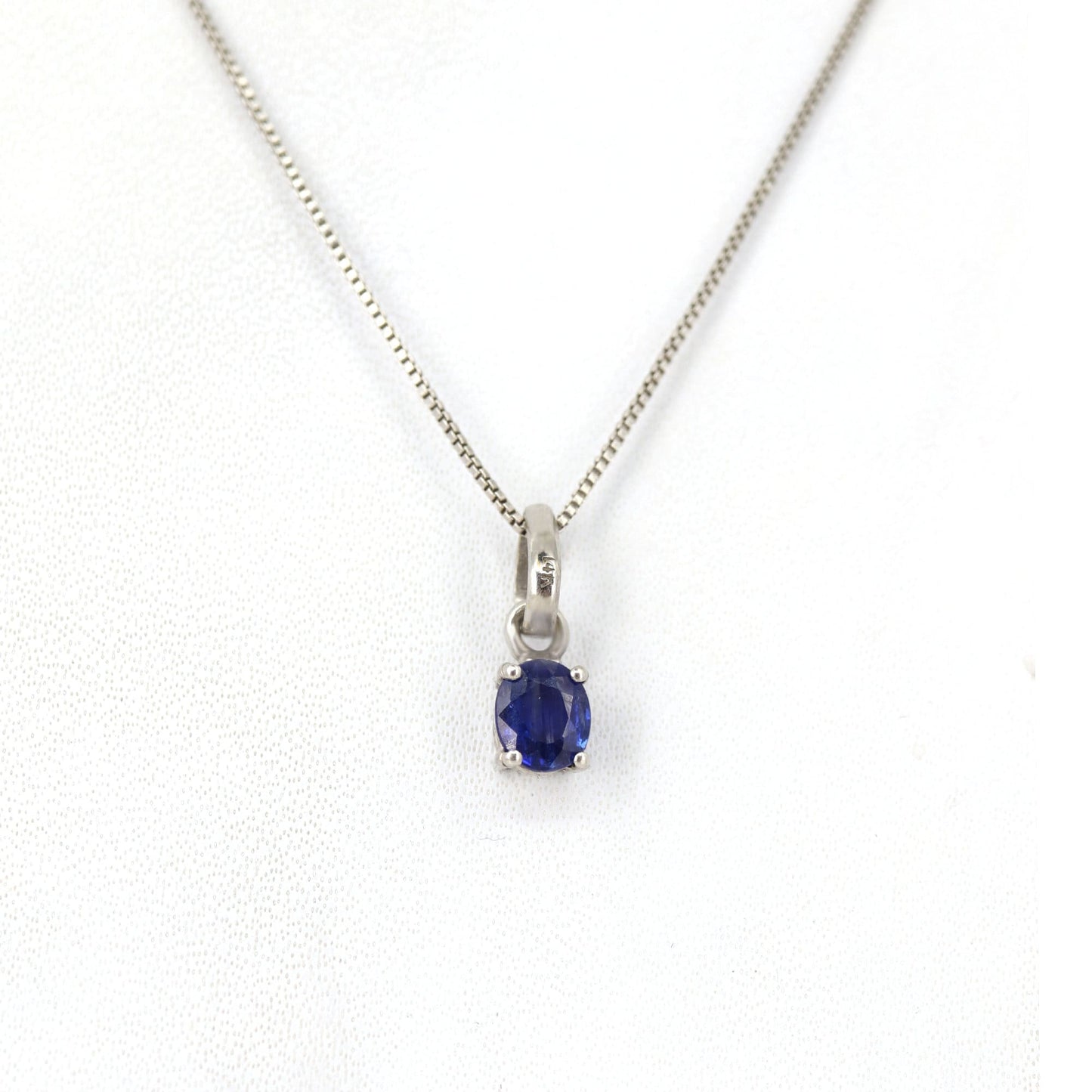 13.5Mm Dainty White Pendant 14K Gold