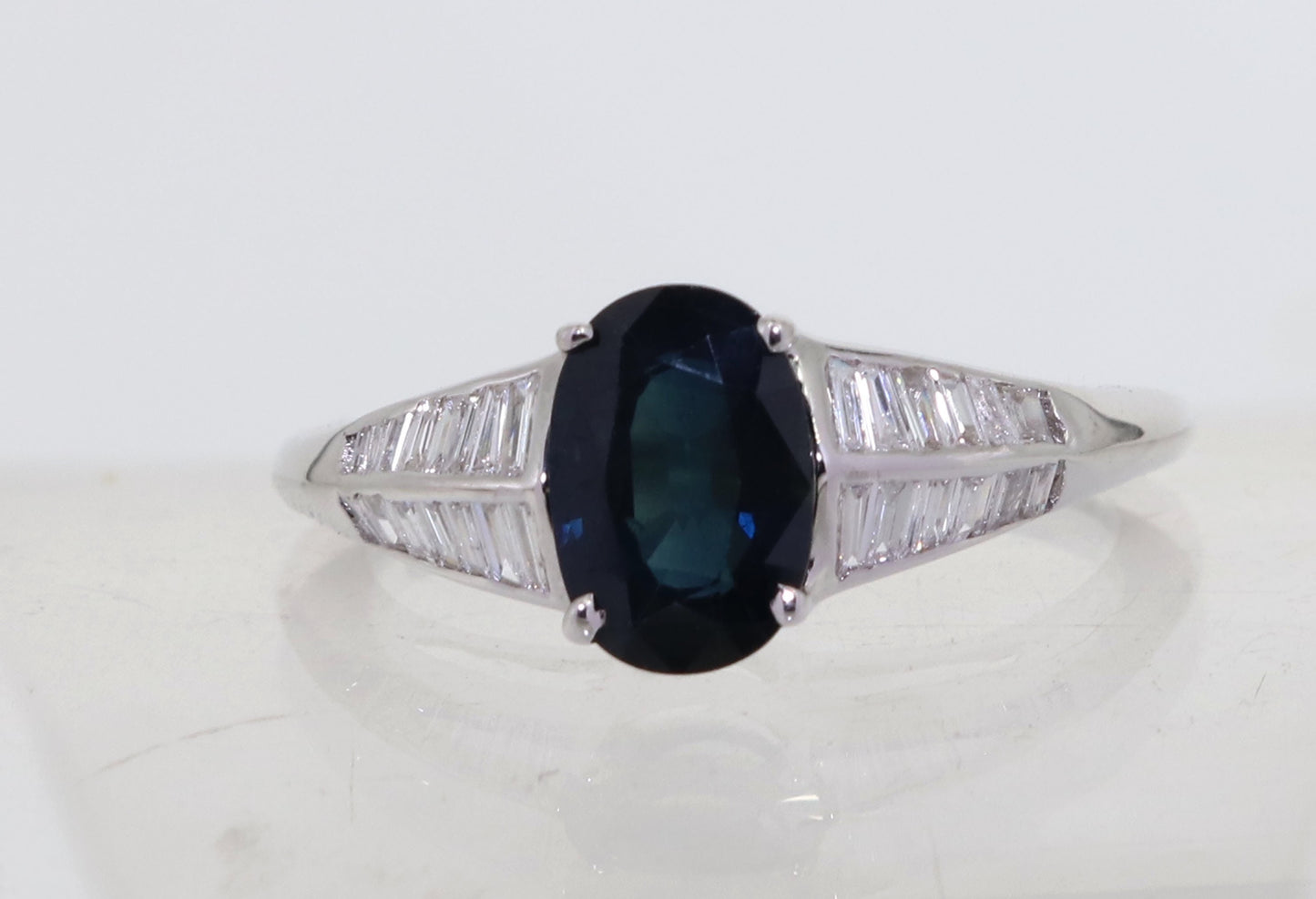 White Beautiful Ring 18K Gold